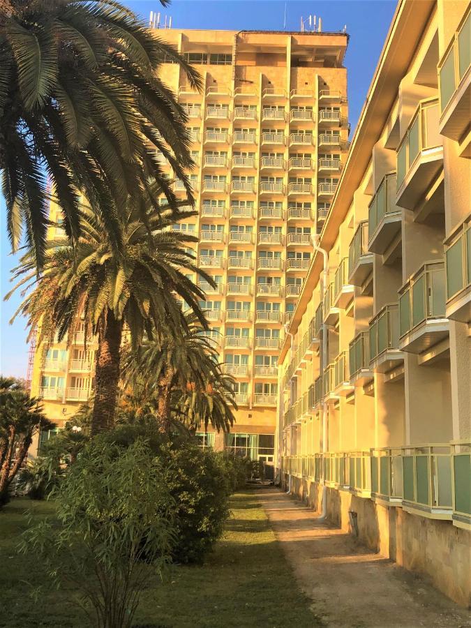 גגרה Amza Park Hotel מראה חיצוני תמונה